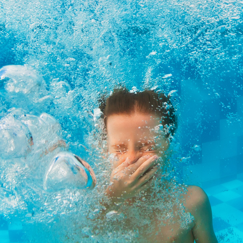 Kind taucht unter Wasser